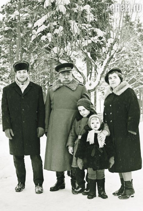 На этом фото Михаил Державин вместе со своим тестем Семеном Будённым и тещей.